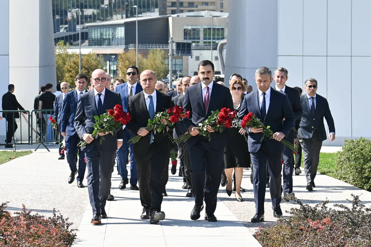 Elm və Təhsil Nazirliyinin rəhbərliyi və kollektivi Zəfər parkını ziyarət etdi - FOTOLAR