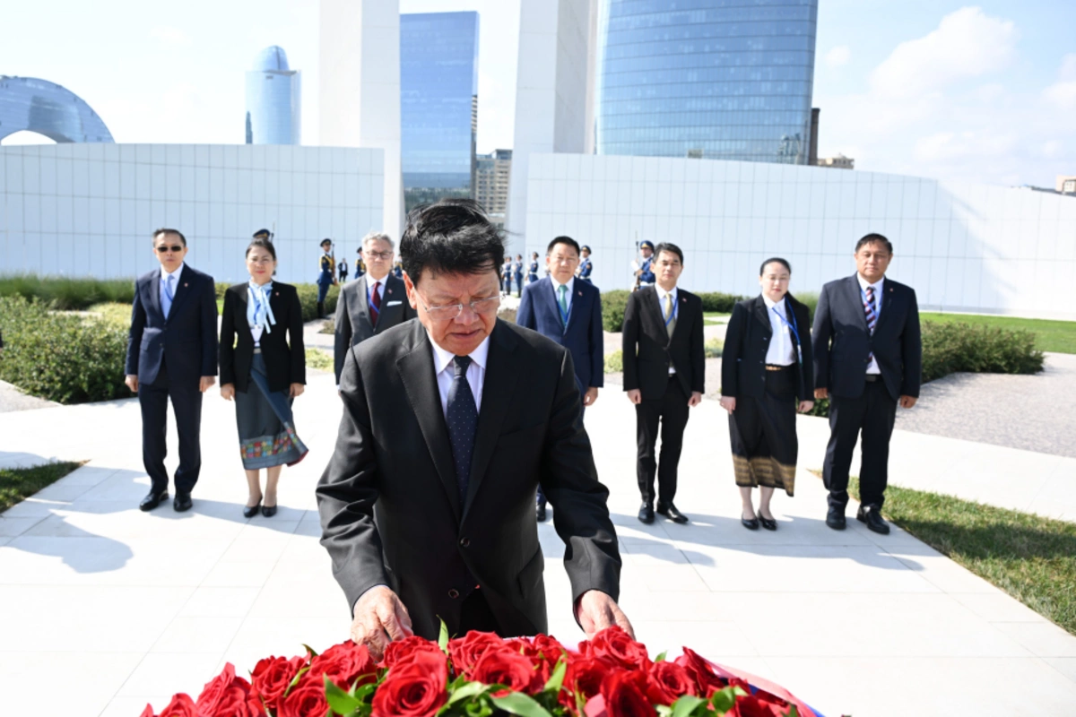 Laos Prezidenti Zəfər parkını ziyarət edib - FOTOLAR