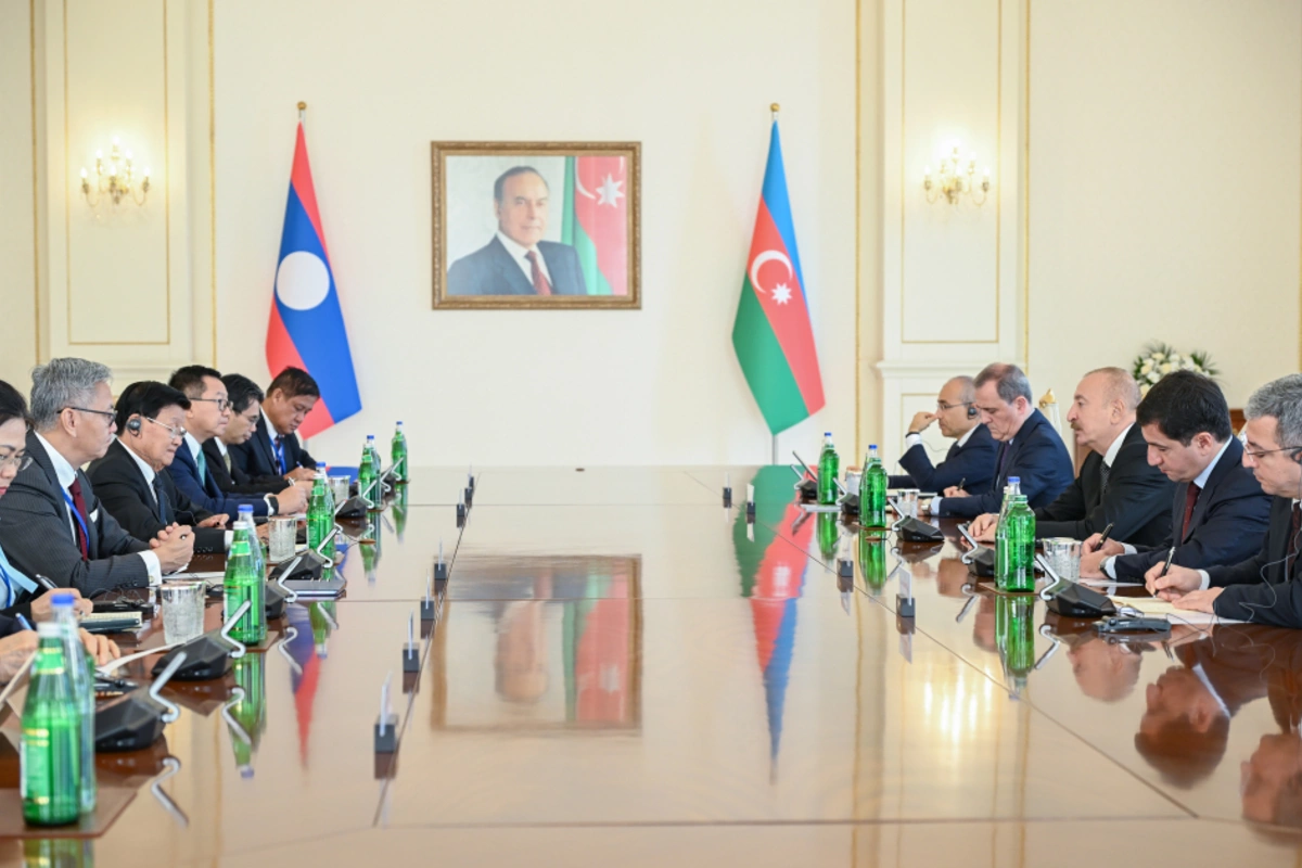 İlham Əliyevin Laos Prezidenti ilə geniş tərkibdə görüşü olub — FOTOLAR