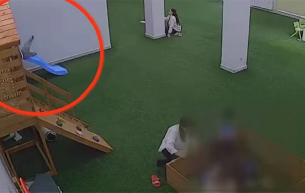 Uşaq bağçada yıxıldı, qolları sındı — VİDEO