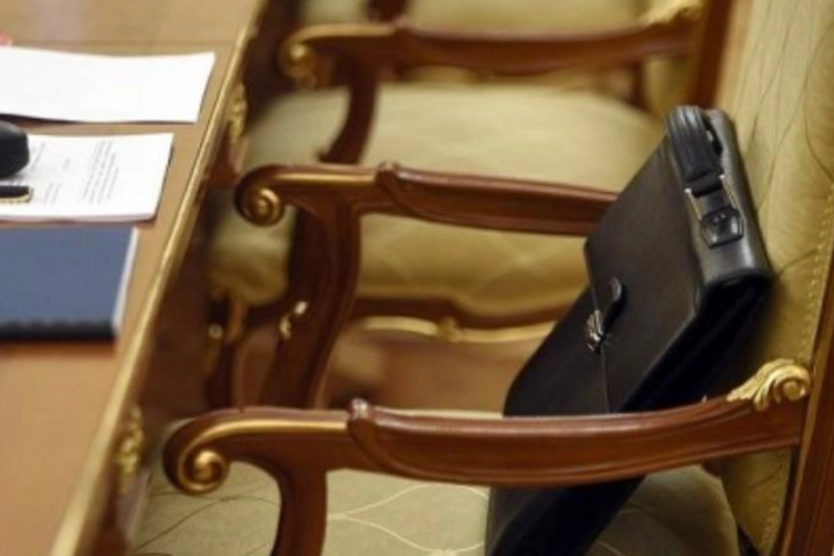 Azərbaycanda vəzifəli şəxs arvadına görə istefa verdi