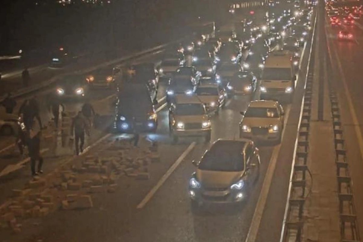Bakıda ağır yol qəzası sıxlıq yaratdı — FOTO
