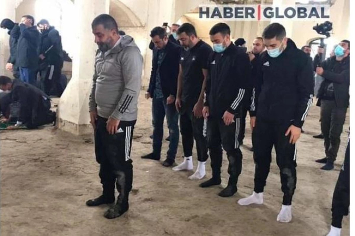 “Qarabağ” futbol klubunun üzvləri Ağdamın Cümə məscidində namaz qıldı — FOTO
