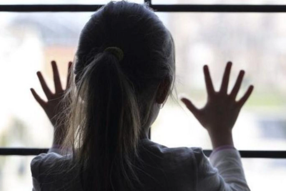 Bakıda azyaşlı qız səkkizinci mərtəbədən yıxılaraq öldü