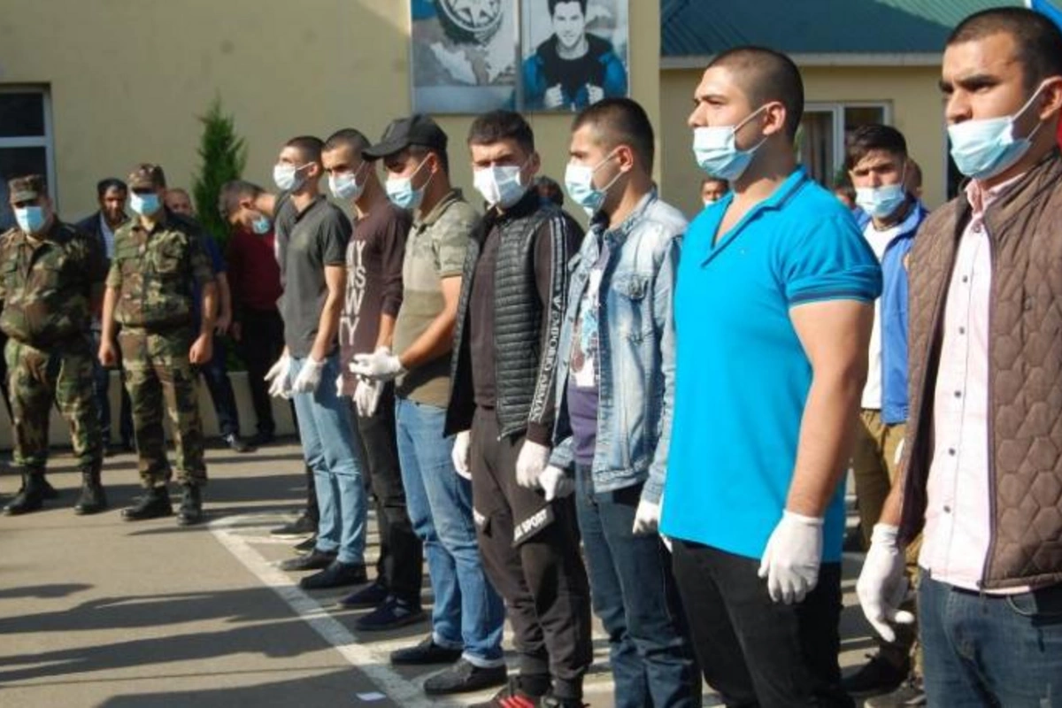 Səfərbərliyə yaşı çatmayanlar günlərlə “hərbi komissarlıqlar”ın qarşısında dayanırdı