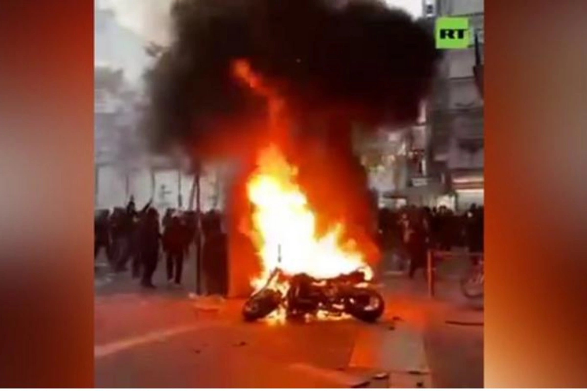 Paris küçələri yenə qarışdı — Etirazçılar köşkləri və avtomobilləri yandırır (VİDEO)