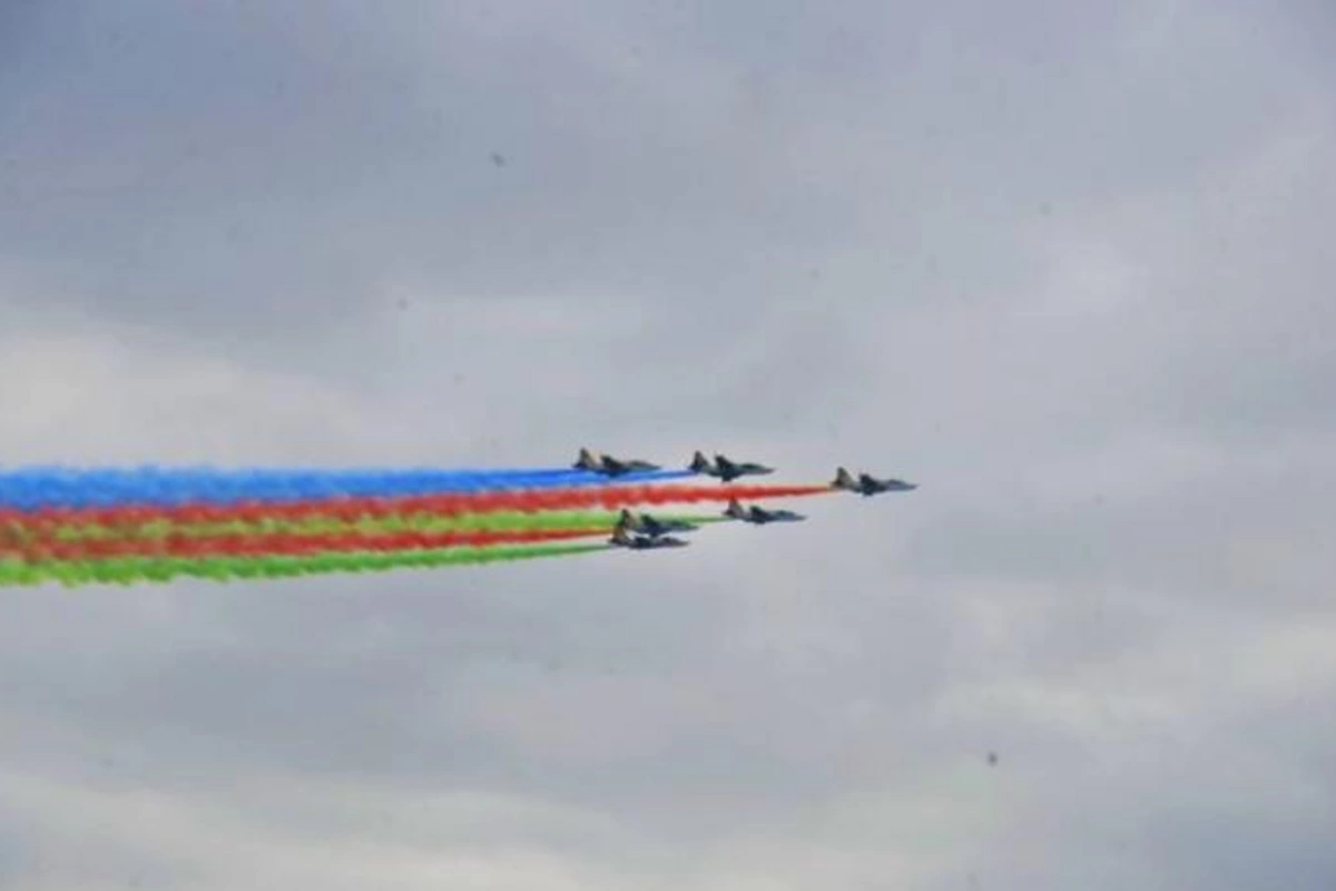 Üçrəngli bayrağımız Azərbaycan səmasında — VİDEO