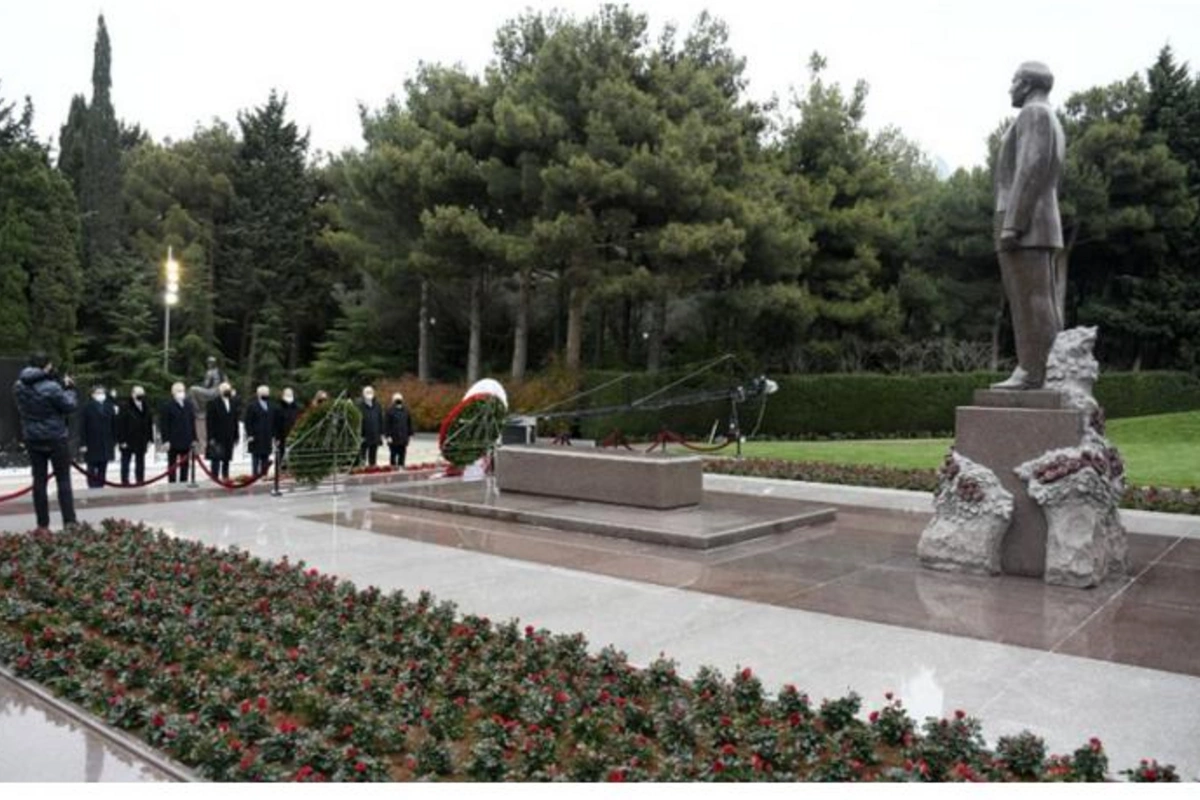 YAP nümayəndələri Heydər Əliyevin məzarını ziyarət etdilər — FOTOLAR