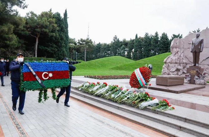 “Azərsun Holdinq” Ümummilli Liderin xatirəsini yad etdi — FOTOLAR