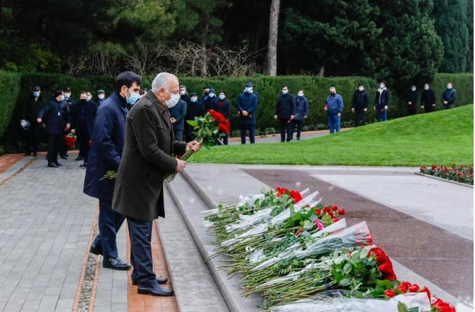 “Azərsun Holdinq” Ümummilli Liderin xatirəsini yad etdi — FOTOLAR