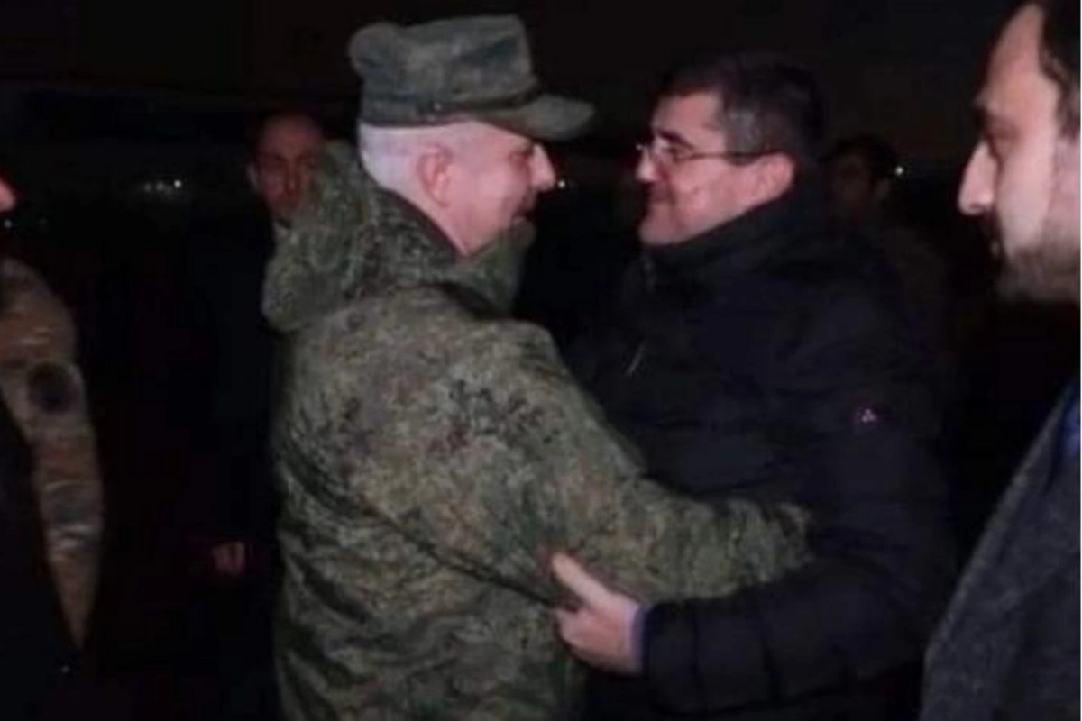Terrorçunu bağrına basan sülhməramlı — VİDEO