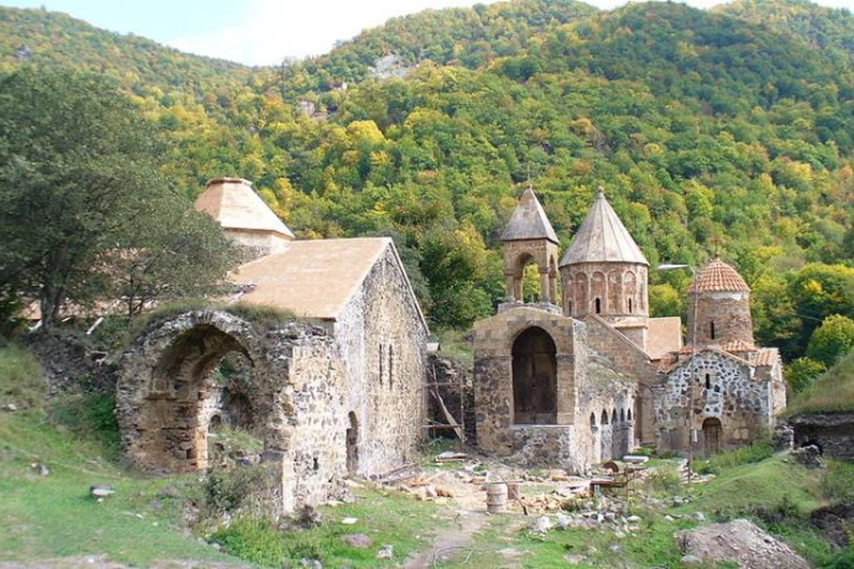 Rus sülhməramlılarından daha bir alçaqlıq — Ermənilər Kəlbəcərdə toy etdi (FOTO)