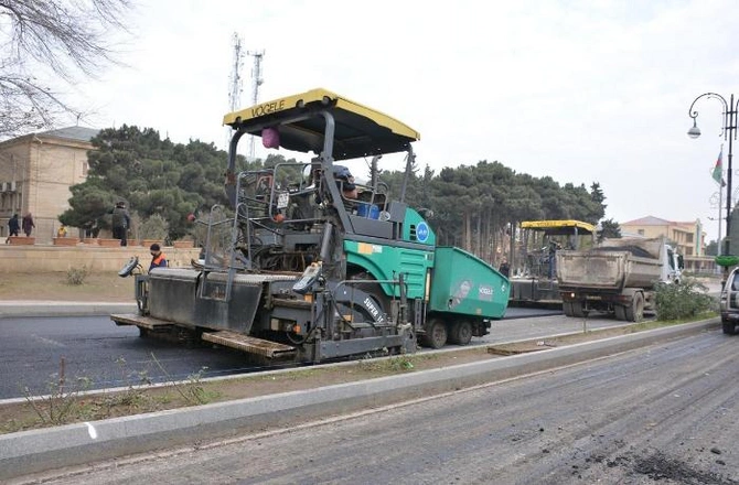 Xırdalanın küçələri asfaltlanır — Başçı əraziyə gəldi Xırdalanın küçələri asfaltlanır — Başçı əraziyə gəldi