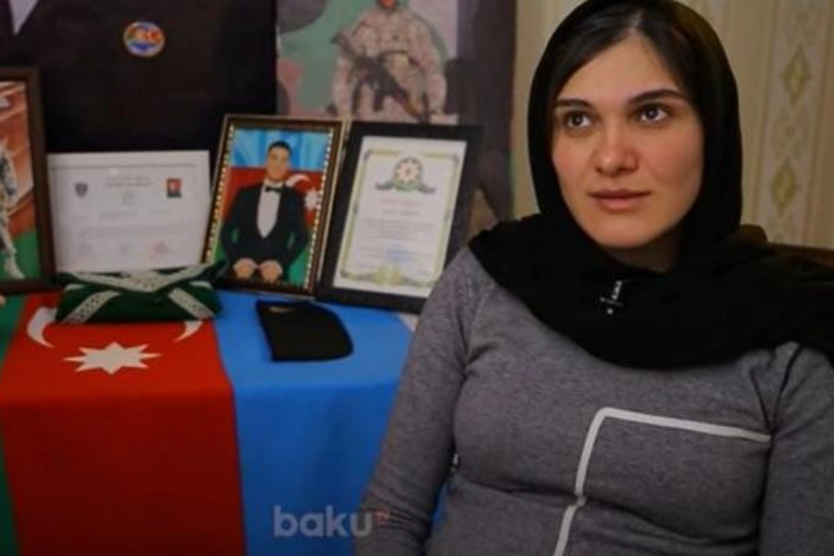 Şəhidin xanımı: “Paltarlarını büküb, saxlamışam ki, qoxusu getməsin” — VİDEO
