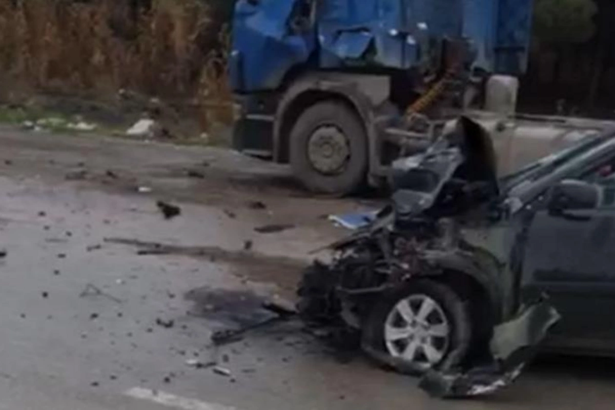 Bakıda lüks avtomobil yük maşınına çırpıldı — VİDEO