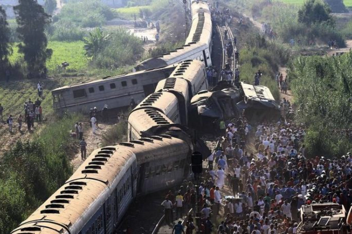 Avtobusla qatar toqquşdu: 12 nəfər öldü