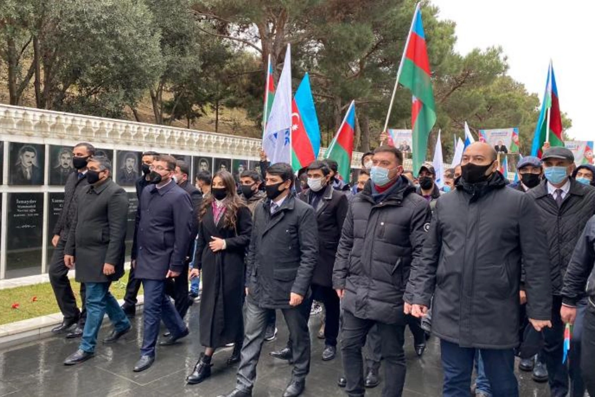 YAP-ın gəncləri Şəhidlər Xiyabanına yürüş ediblər — FOTOLAR