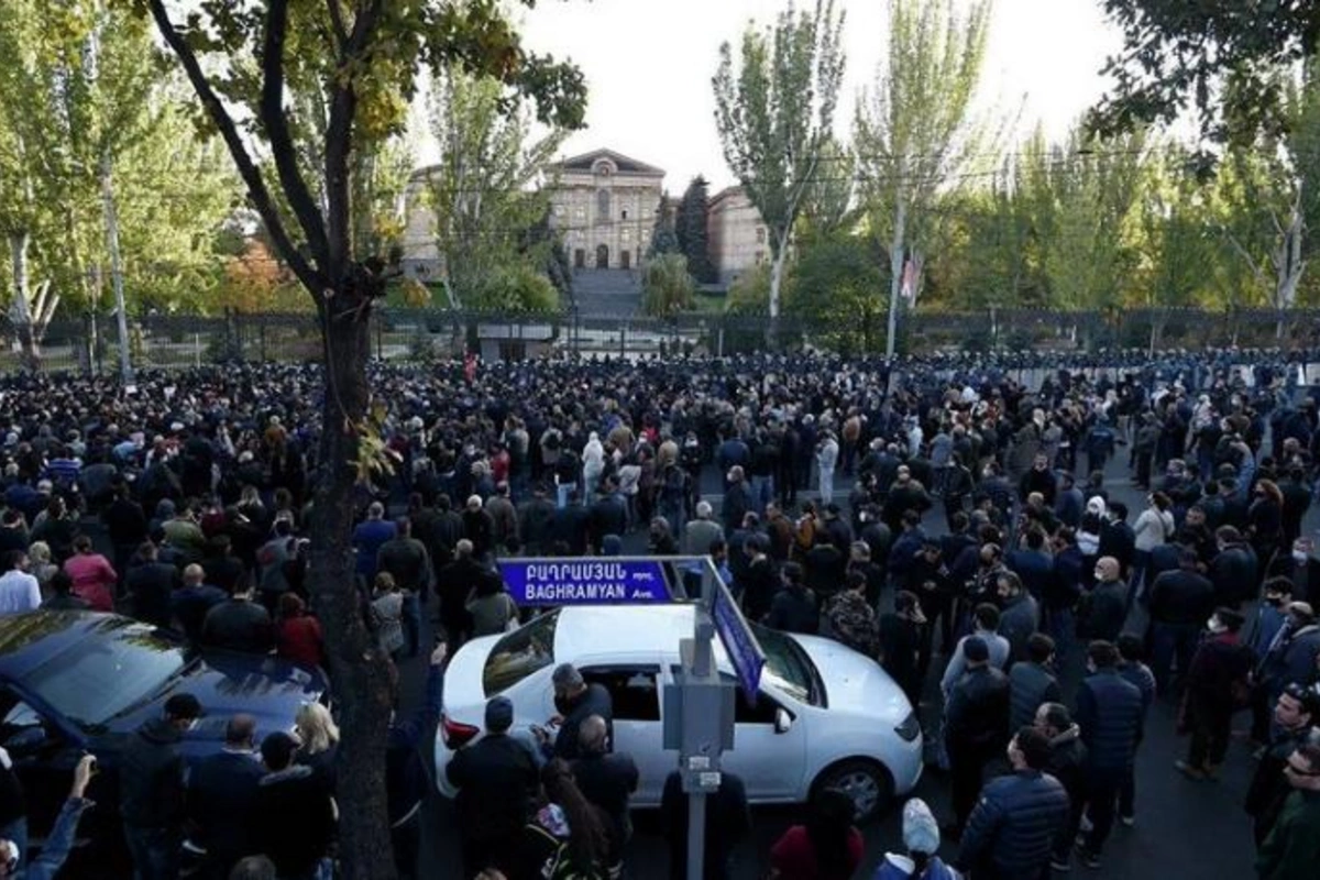 Paşinyan geri çəkildi, Ermənistanda qadağalar götürüldü