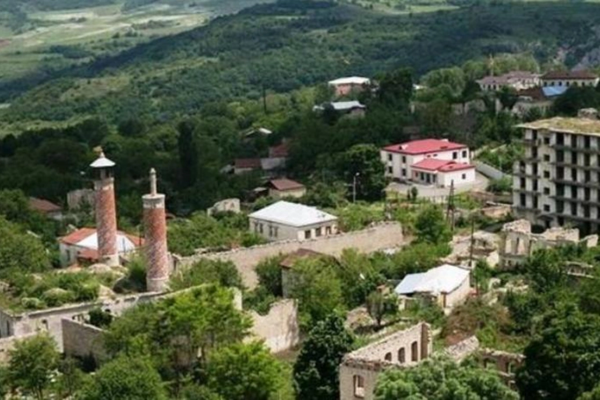 Dövlət başçısı Üzeyir Hacıbəylinin Şuşadakı ev-muzeyində aparılacaq işlərlə tanış olub