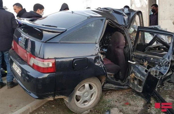 Ucarda avtomobil dayanacağa çırpılıb, iki nəfər ölüb Ucarda avtomobil dayanacağa çırpılıb, iki nəfər ölüb