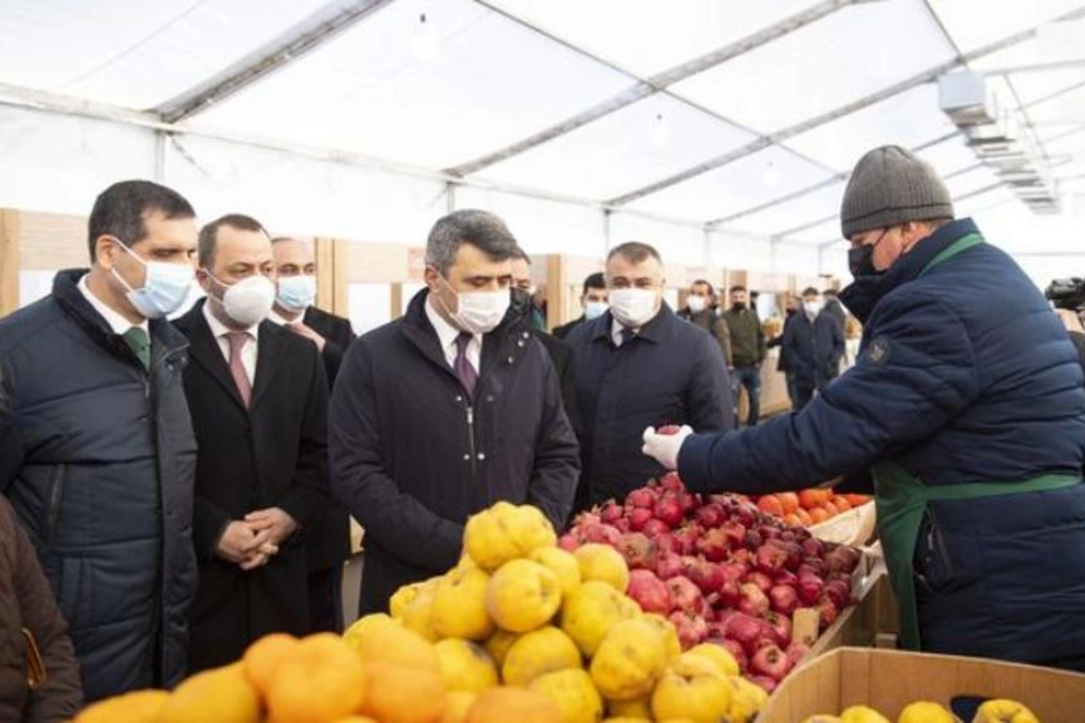 Nazir və səfir Bakıda yarmarkada — FOTOLAR