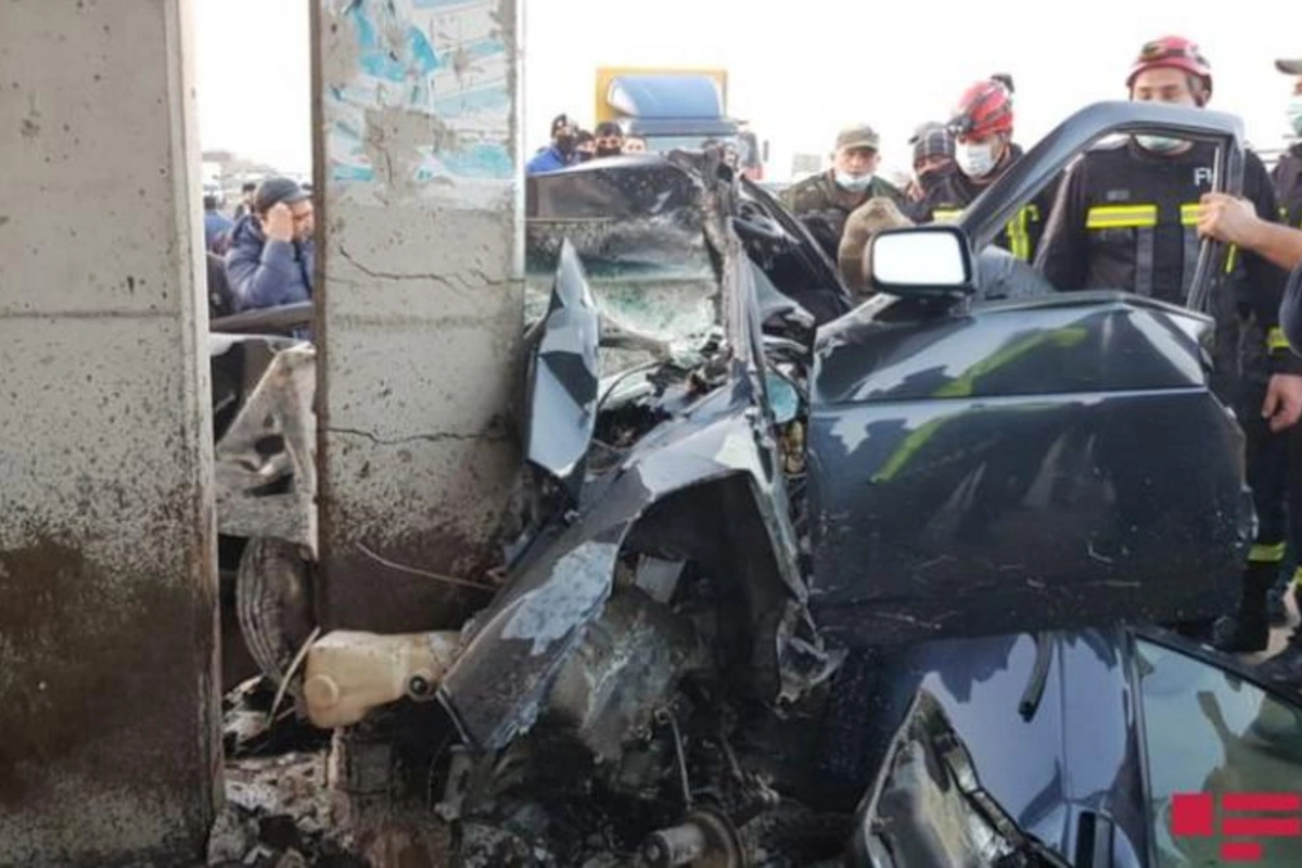 Ucarda avtomobil dayanacağa çırpılıb, iki nəfər ölüb