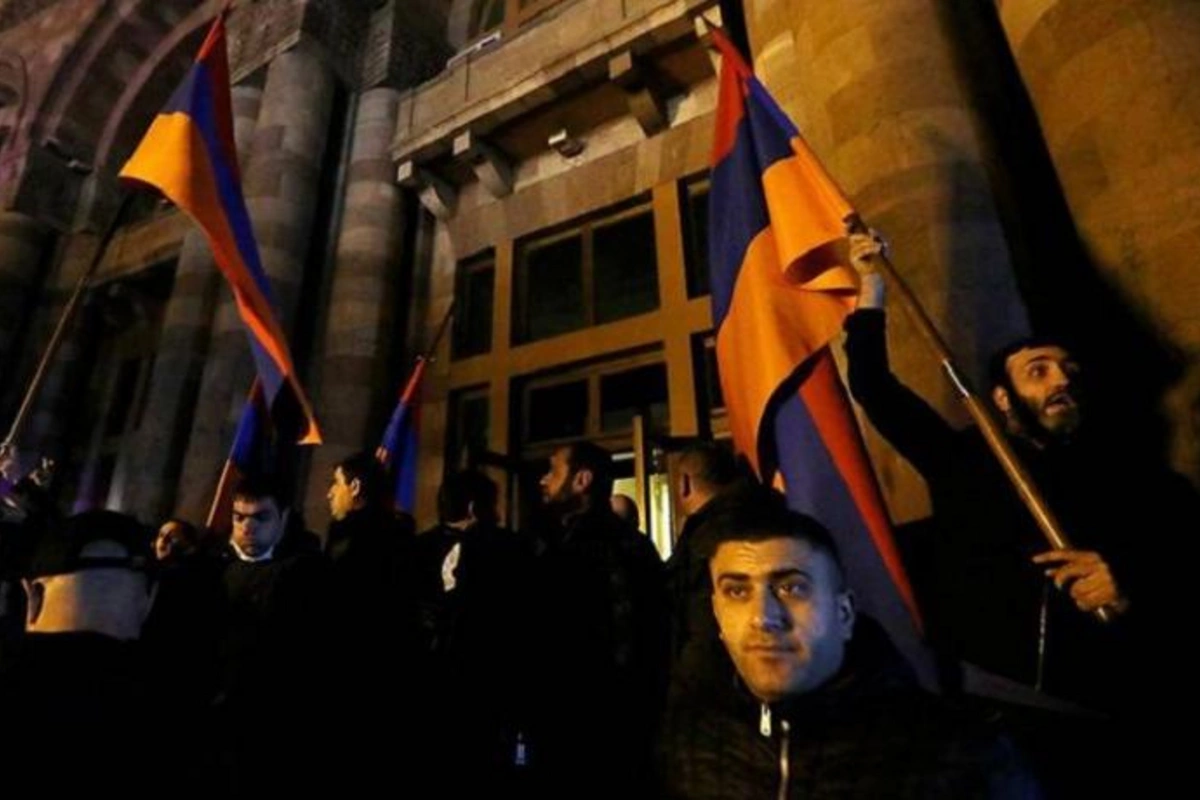 İrəvanda etirazçılar hökumət evi binası qarşısında gecələyəcəklər