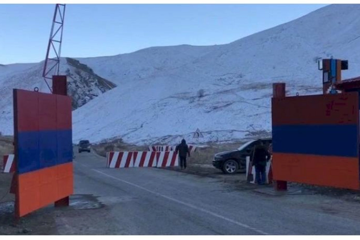 Kəlbəcərin çıxışına qoyulan qapı bayrağımızın rənglərinə boyandı — FOTO