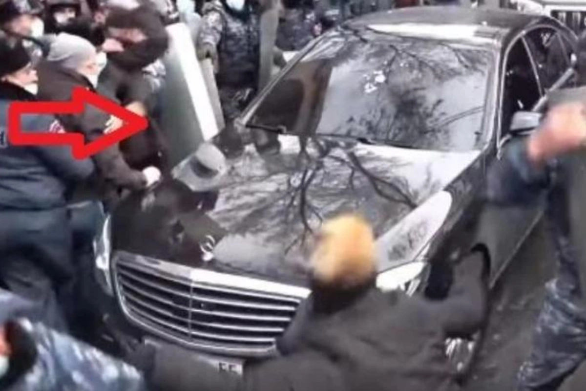 Etirazçılar Paşinyana hücum etdi, avtomobili binadan zorla çıxarıldı — VİDEO