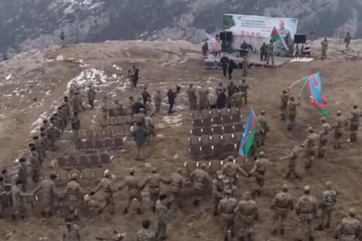 Əsgərlərimiz Paşinyana Şuşada necə “Yallı” oynamağı göstərdilər — VİDEO