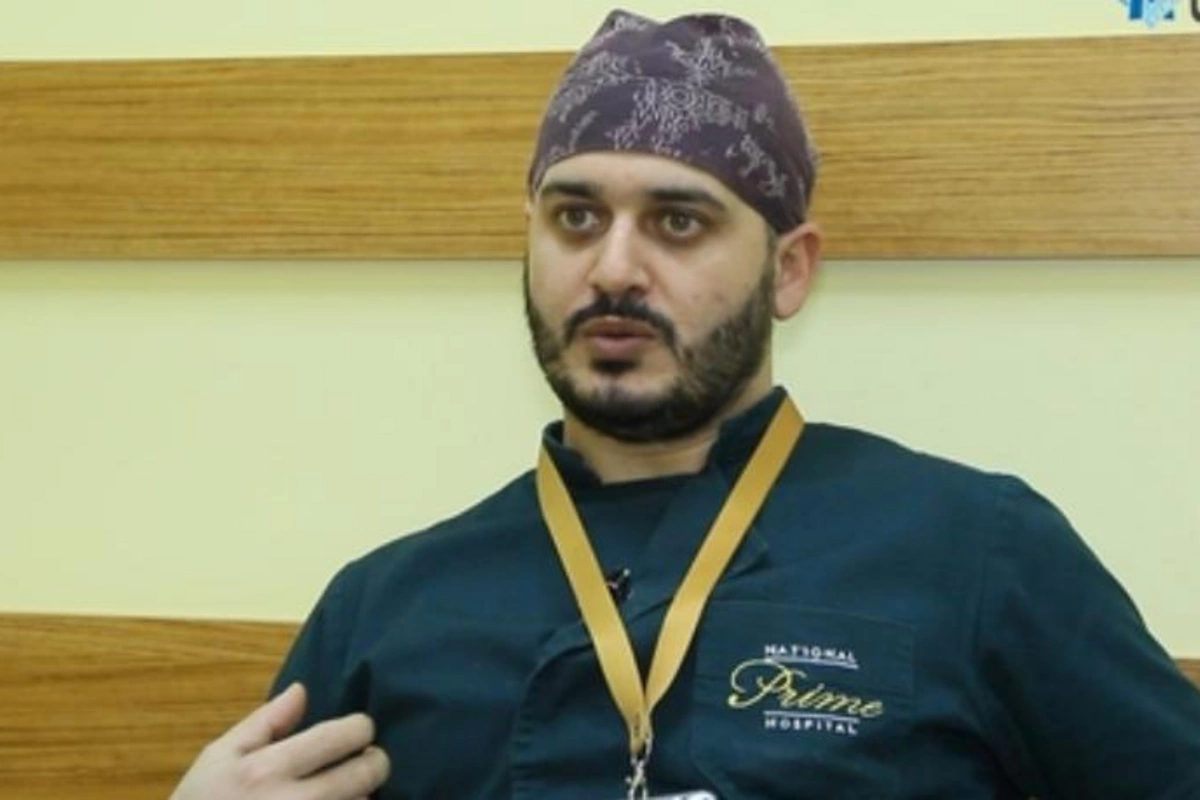 Ali Baş Komandanın şəklini görən yaralı əsgər ayağa qalxıb hərbi salam verdi