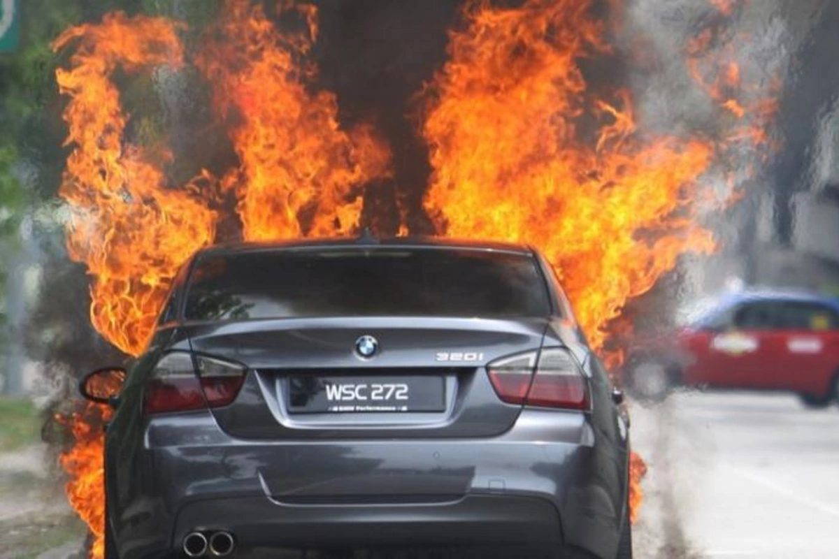 Xaçmazda evin qarajında maşın yandı