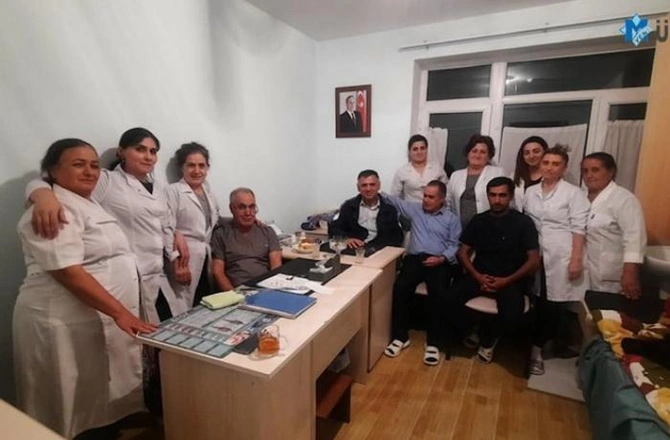 Ali Baş Komandanın şəklini görən yaralı əsgər ayağa qalxıb hərbi salam verdi