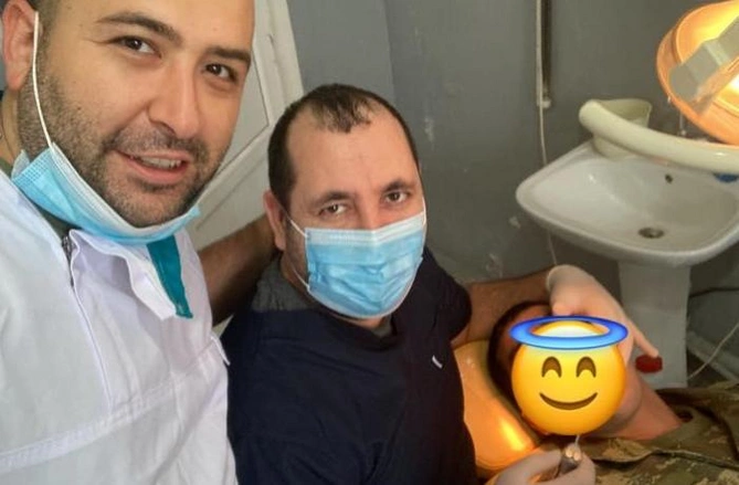 Ali Baş Komandanın şəklini görən yaralı əsgər ayağa qalxıb hərbi salam verdi