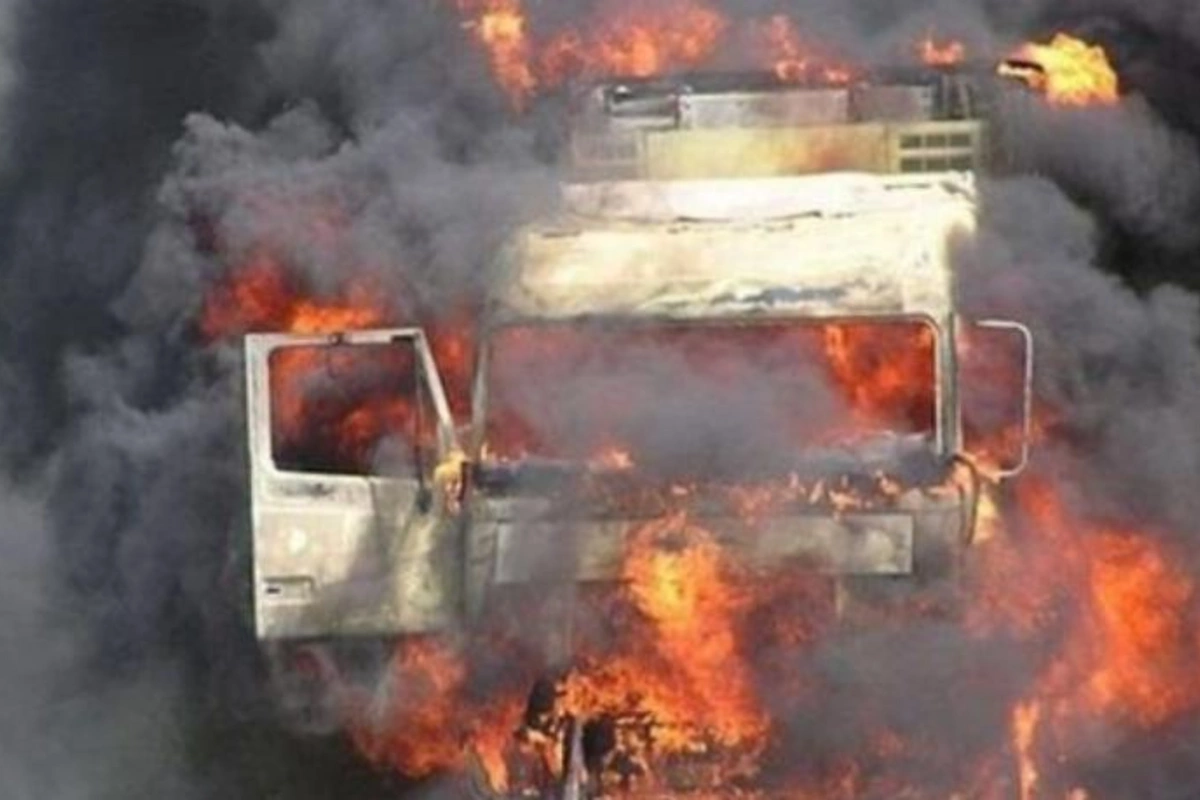 Şəmkirdə yük maşını daşıdığı dərmanlarla birgə yanıb külə döndü