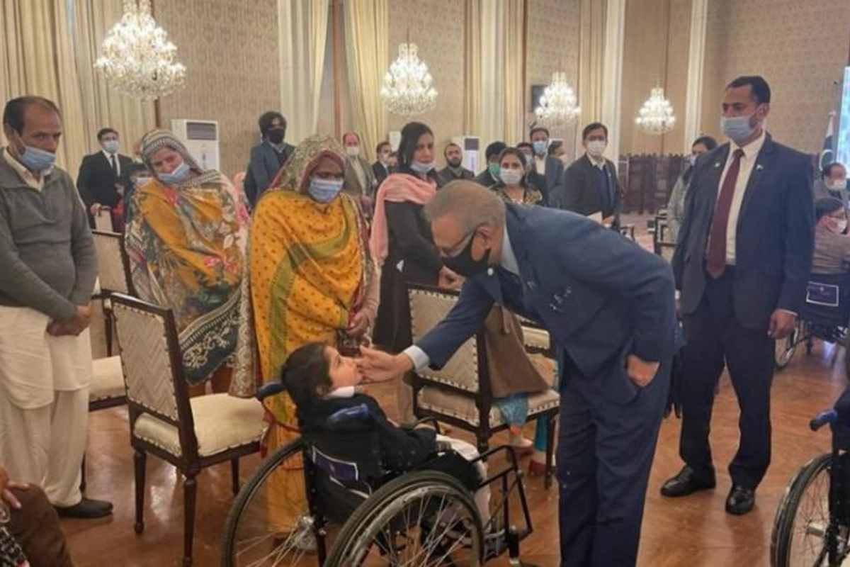 Pakistan Prezidenti Heydər Əliyev Fondunun göndərdiyi əlil arabalarının təqdim olunmasında iştirak etdi — FOTOLAR
