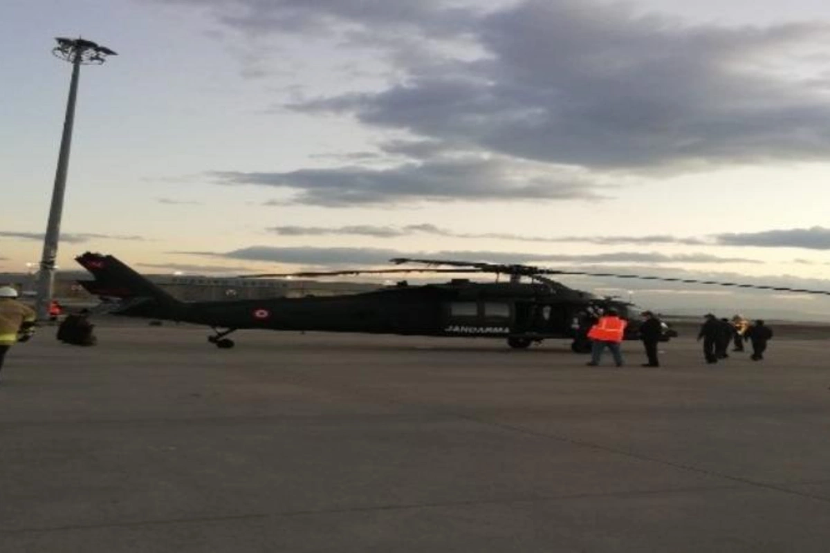 İstanbulda helikopter işıq dirəyinə çırpıldı
