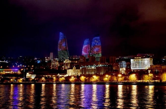 Bakının bu yerləri Azərbaycan bayrağı ilə işıqlandırıldı — FOTO Bakının bu yerləri Azərbaycan bayrağı ilə işıqlandırıldı — FOTO