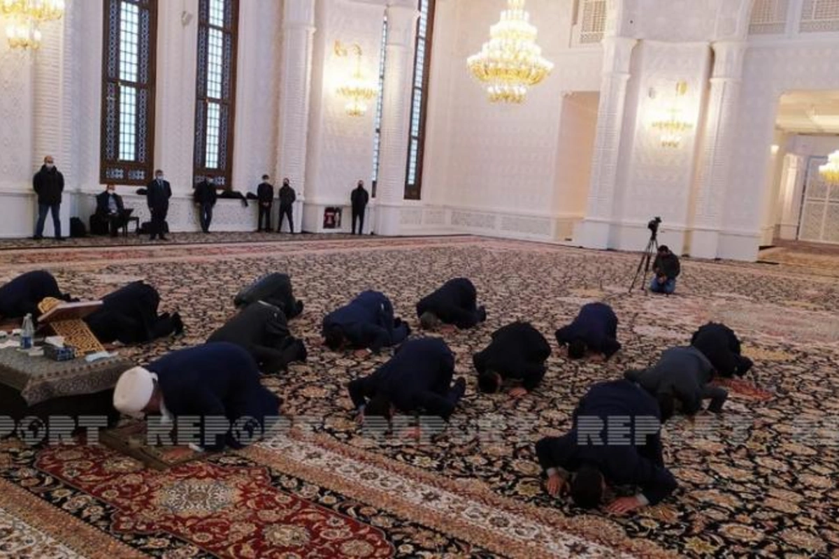 Heydər məscidində şəhidlərin anım mərasimi keçirildi, vəhdət namazı qılındı — FOTOLAR