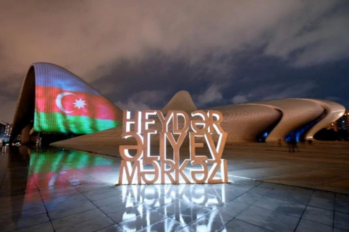 Heydər Əliyev Mərkəzi Ümummilli lideri anır — FOTO