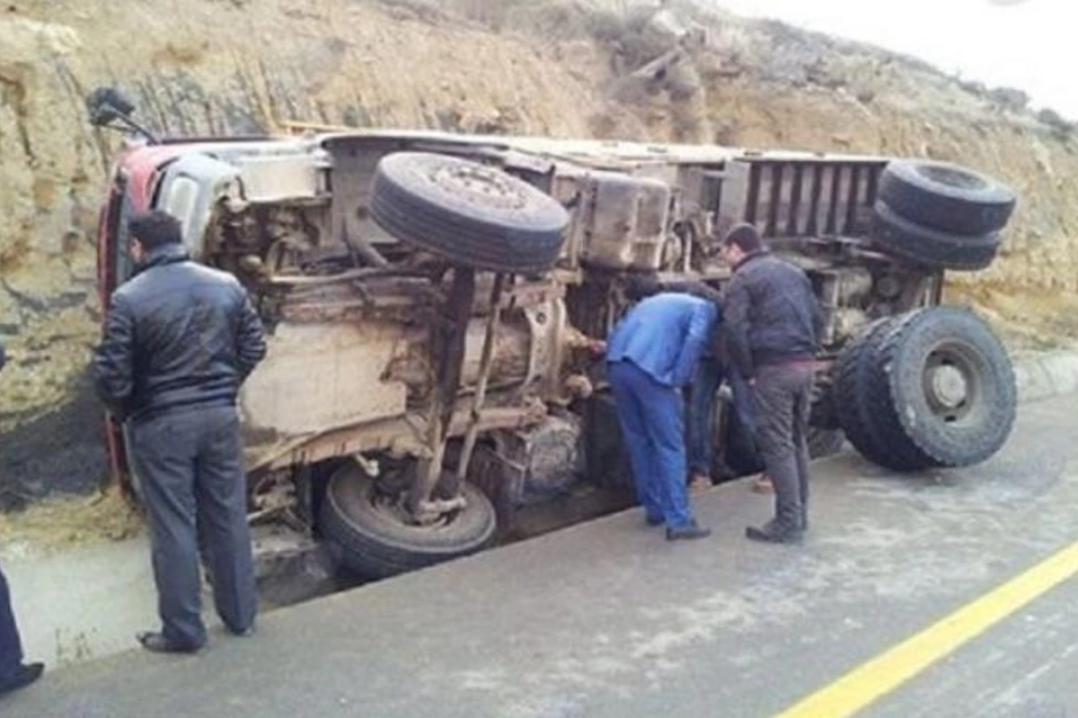 Siyəzəndə “KamAZ” aşdı: Ölən var