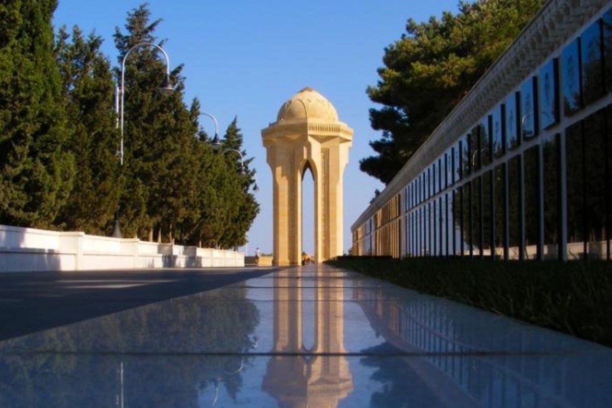 Azərbaycan xalqı Şəhidlər xiyabanını ziyarət edir
