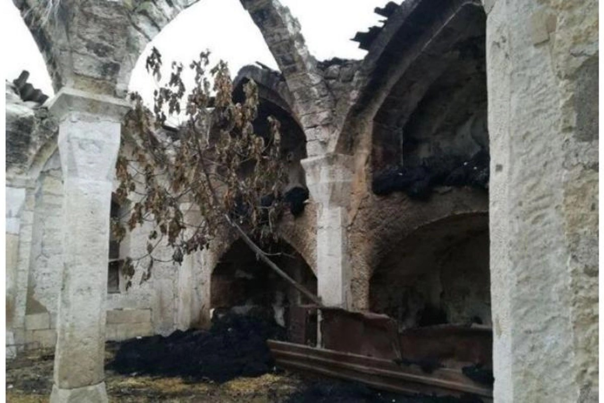 Ermənilər Ağdamı tərk edərkən məzarları dağıdıb, ot tayalarına od vurublar — FOTOLAR
