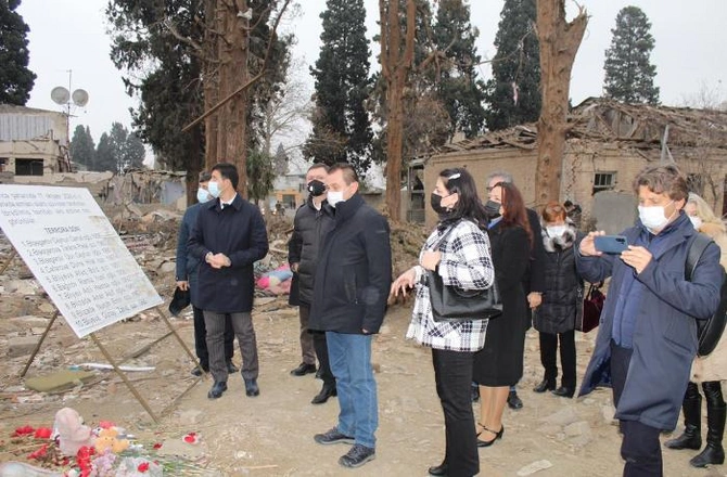 İtaliyalı deputatlar Gəncədə Ermənistanın müharibə cinayətləri ilə tanış oldu — FOTOLAR