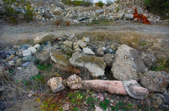 Məşhur fotoqraf Ağdam teatrının qarşısındakı heykəlin aqibətindən yazdı — FOTO