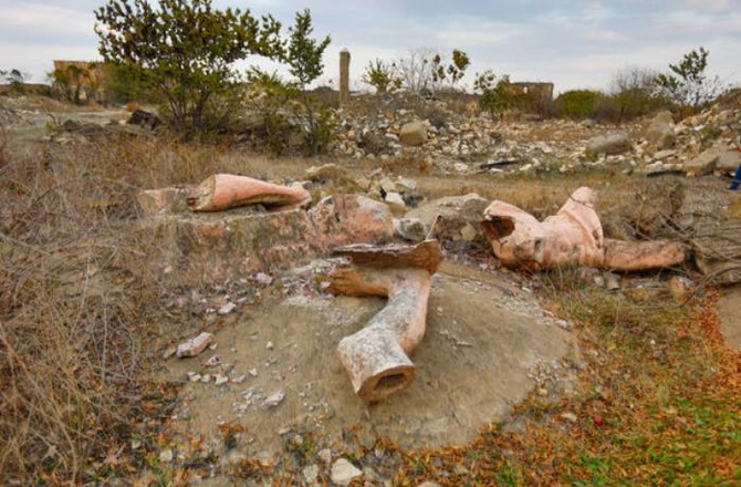 Məşhur fotoqraf Ağdam teatrının qarşısındakı heykəlin aqibətindən yazdı — FOTO