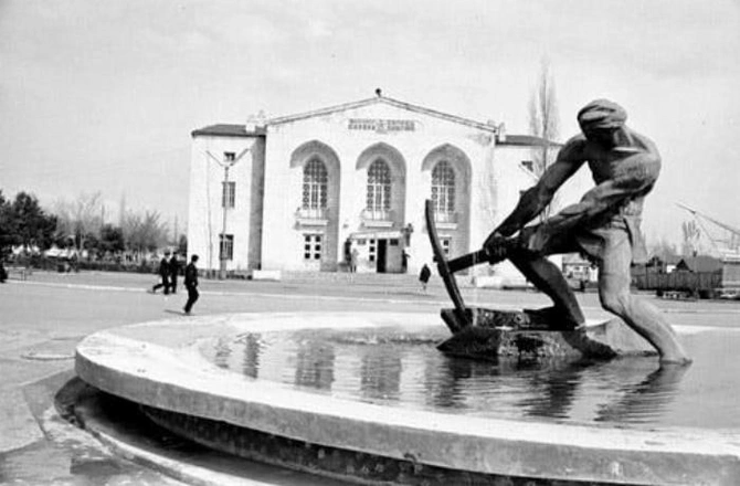 Məşhur fotoqraf Ağdam teatrının qarşısındakı heykəlin aqibətindən yazdı — FOTO