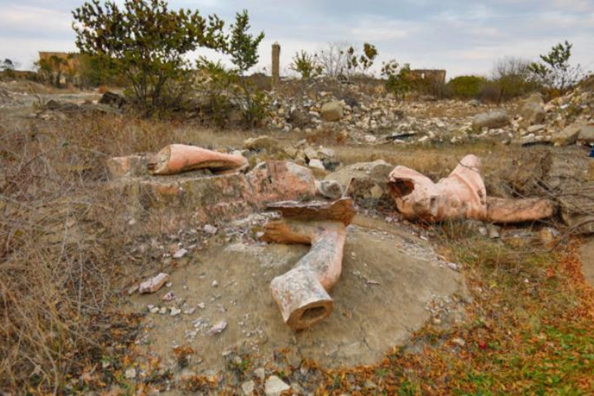 Məşhur fotoqraf Ağdam teatrının qarşısındakı heykəlin aqibətindən yazdı — FOTO