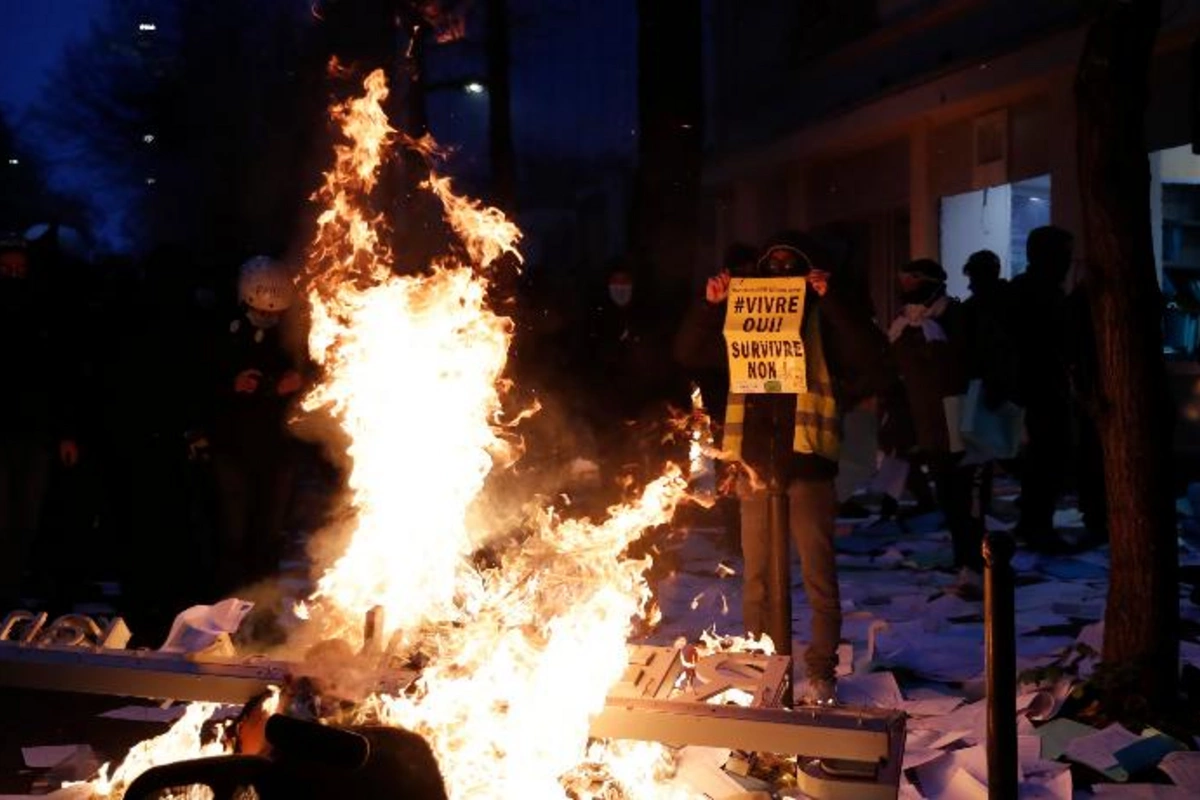 Fransadakı etirazlarda 64 nəfər saxlanıldı, 8 polis yaralandı