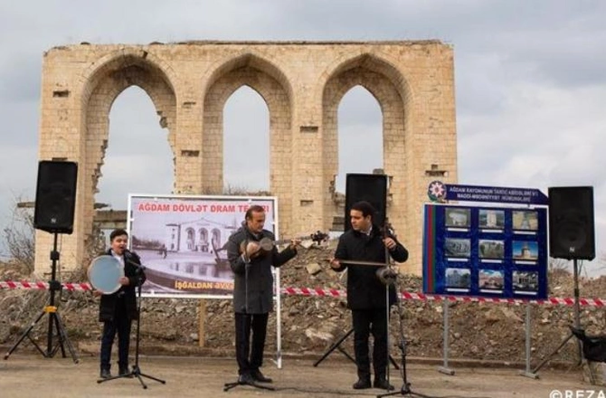 Məşhur fotoqraf Ağdam teatrının qarşısındakı heykəlin aqibətindən yazdı — FOTO